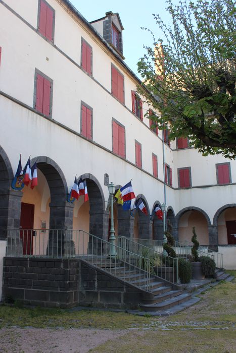 Hôtel de ville : Façade est sur cour, vue partielle