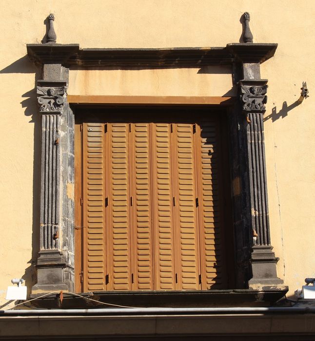 Ancien hôtel de Marillac : Façade sur rue, détail d'une baie du 1er étage