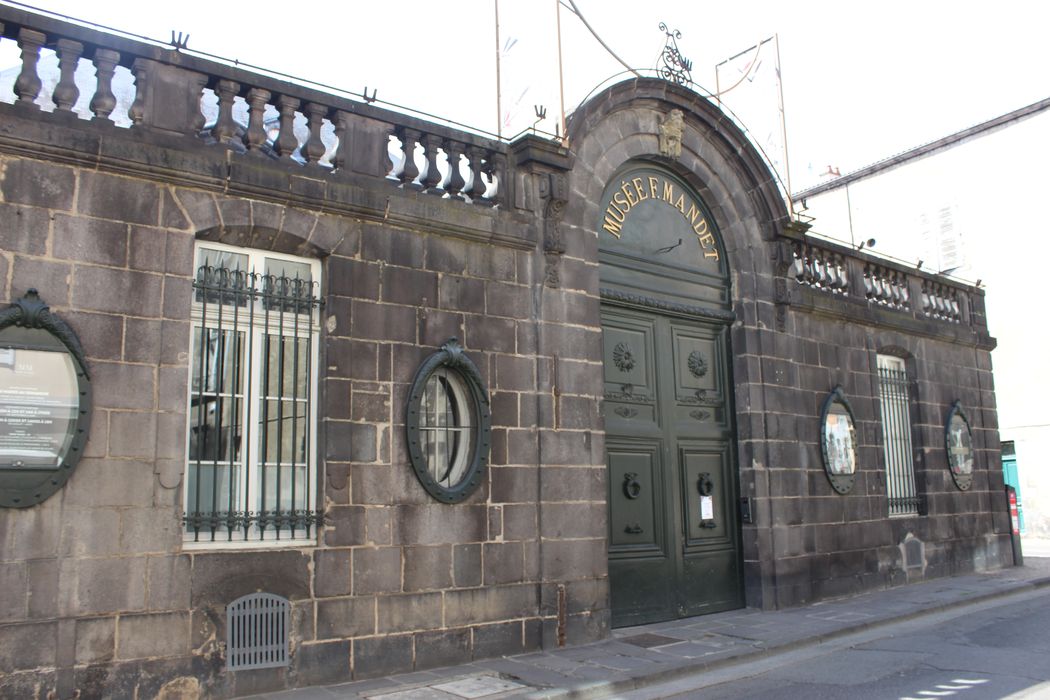 Musée Mandet : Hôtel Dufraisse du Cheix et hôtel Desaix, portail sur rue, vue générale