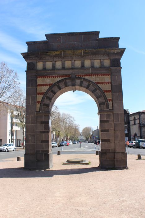 Monument aux morts : Elévation ouest, vue générale