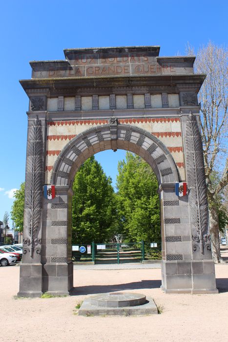 Monument aux morts : Elévation est, vue générale