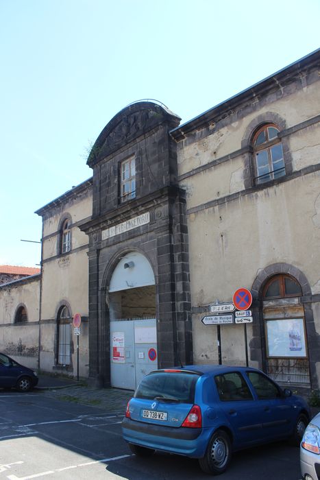 Caserne Vercingétorix : Porte monumentale, façade nord, vue générale