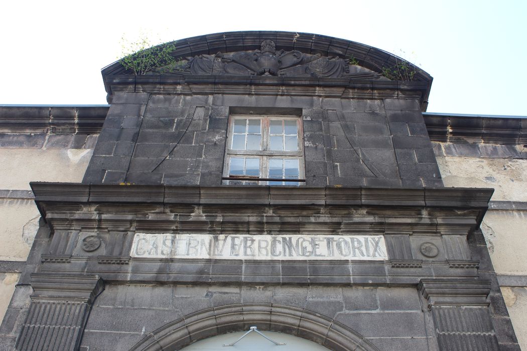 Caserne Vercingétorix : Porte monumentale, façade nord, vue partielle