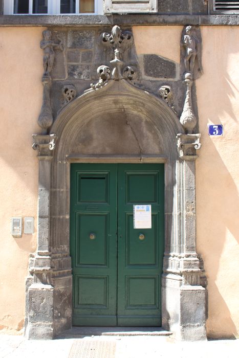 Immeuble : Porte d'accès sur rue, vue générale