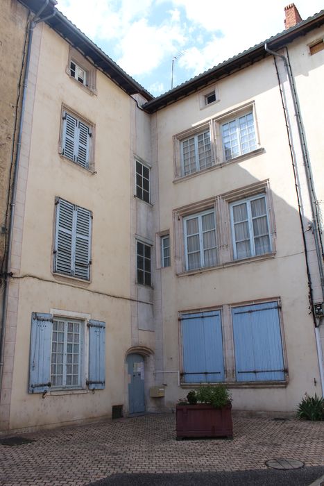 Maisons : Façades sur la place, vue générale