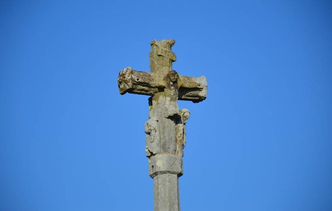 Croix monumentale, vue partielle