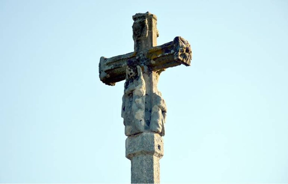 Croix monumentale, vue partielle