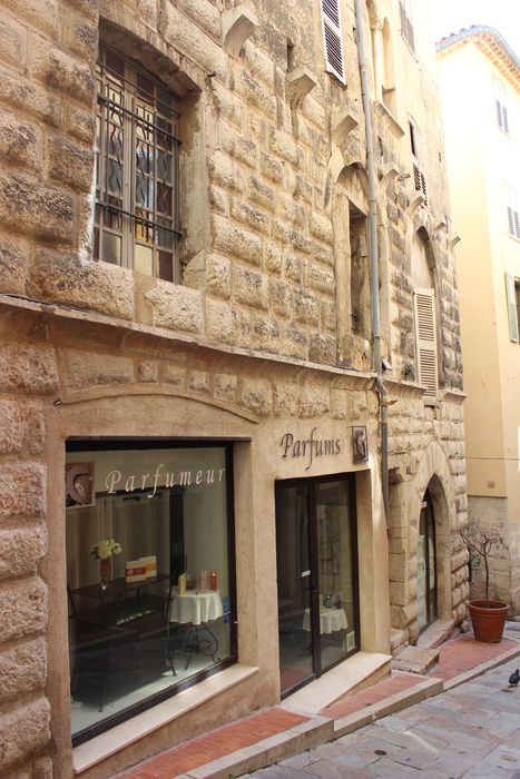 maison : façade sur la rue Mougins-Roquefort, vue partielle