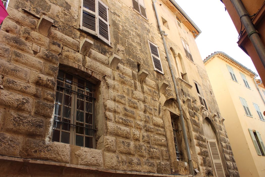 maison : façade sur la rue Mougins-Roquefort, vue partielle