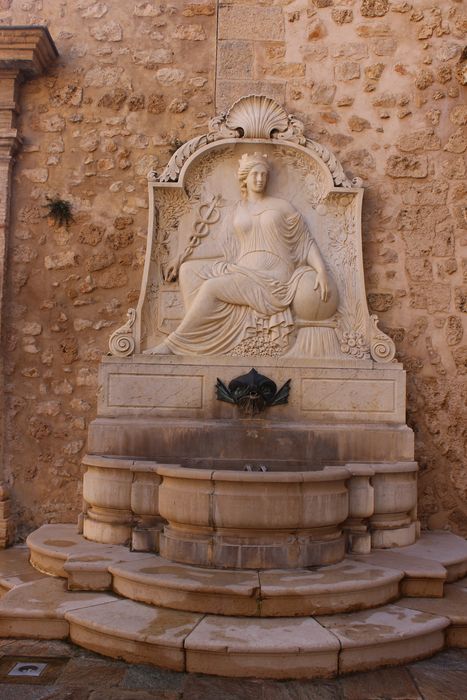 Palais épiscopal (ancien) : cour d'honneur, détail de la fontaine