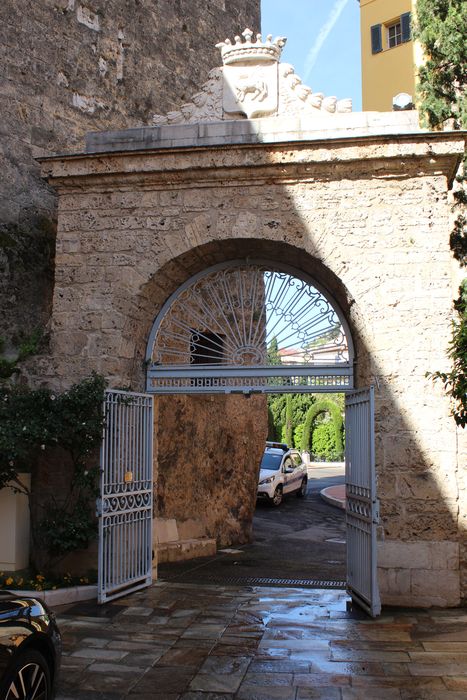 Palais épiscopal (ancien) : porche d'accès à la cour d'honneur, élévation est, vue générale