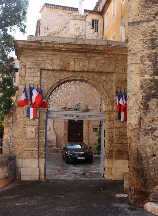 Palais épiscopal (ancien) : porche d'accès à la cour d'honneur, élévation ouest, vue générale