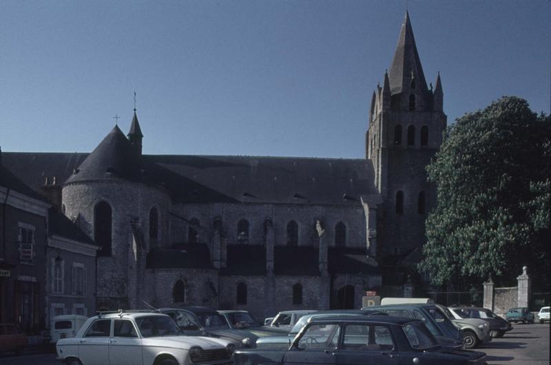 Façade nord, transept et clocher sur une place