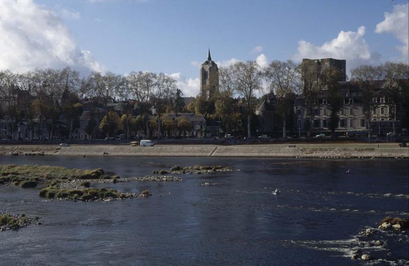 Vue générale de la ville, tours Saint-Firmin et de César, la Loire au premier plan