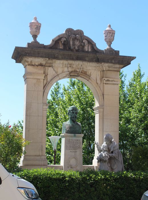 Monument à Léon Chiris