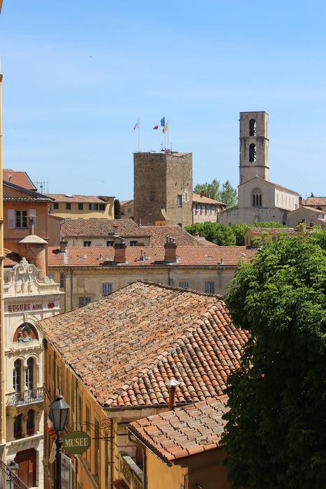 Cathédrale Notre-Dame du Puy (ancienne) : vue partielle de la cathédrale dans son environnement urbain