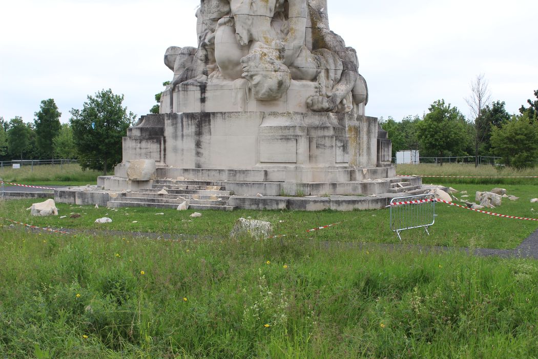 Mémorial américain, vue générale des éléments tombés au sol