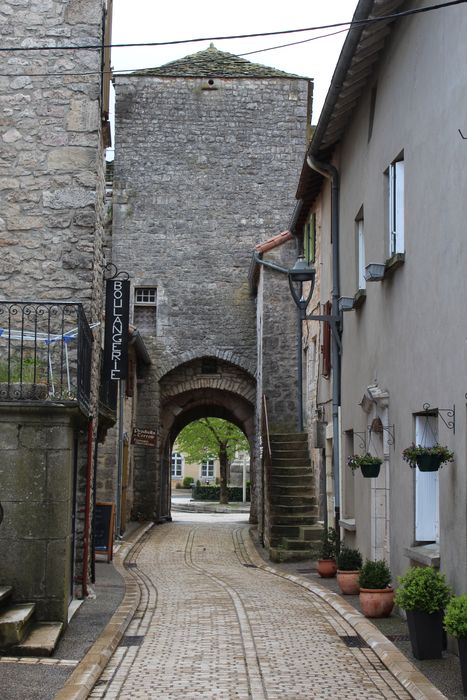 Fortifications : porte est, élévation ouest, vue générale