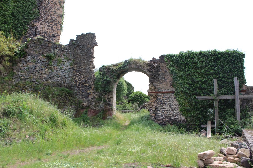 Ruines du château de Lauzières : vue partielle des ruines