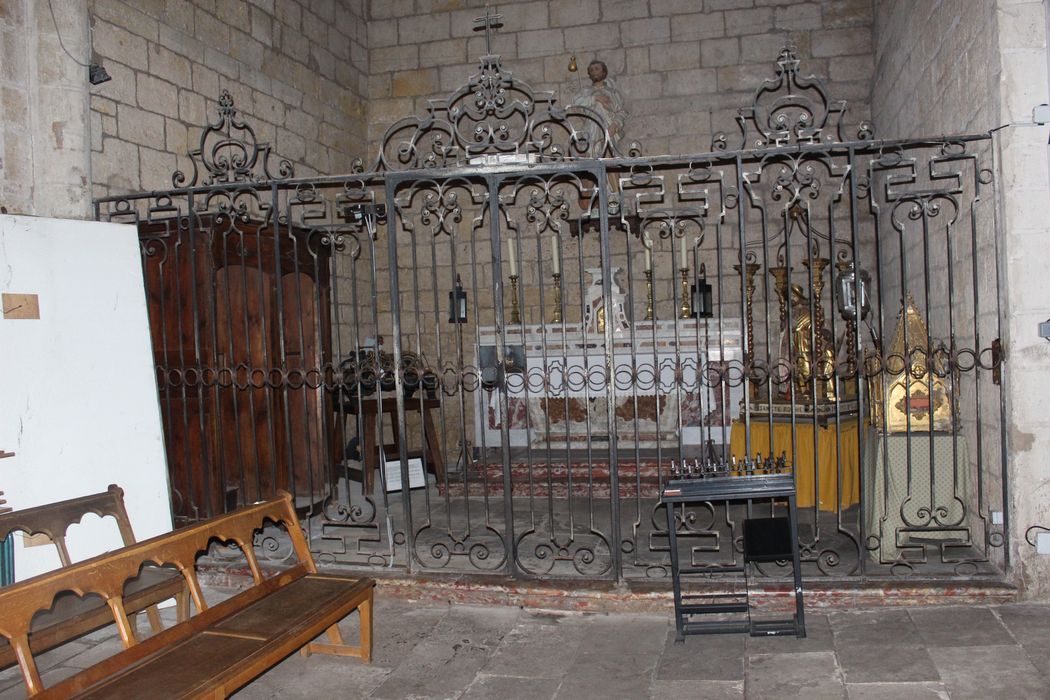 clôture d'une des chapelles latérales (grilles)