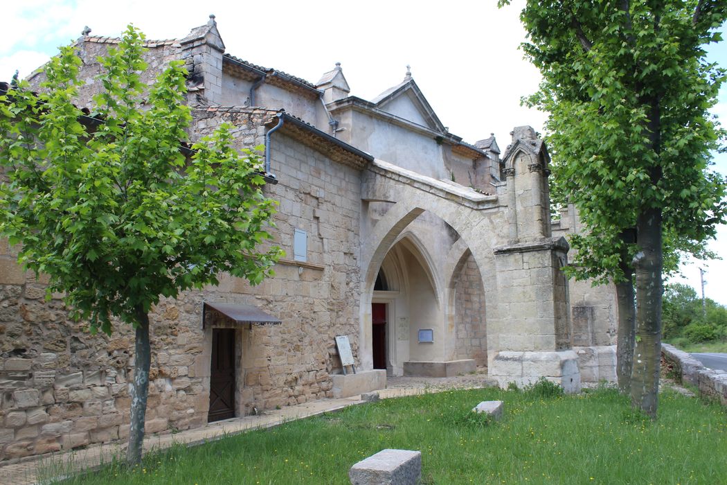 Chapelle Notre-Dame du Peyrou : façade latérale sud-est, vue partielle