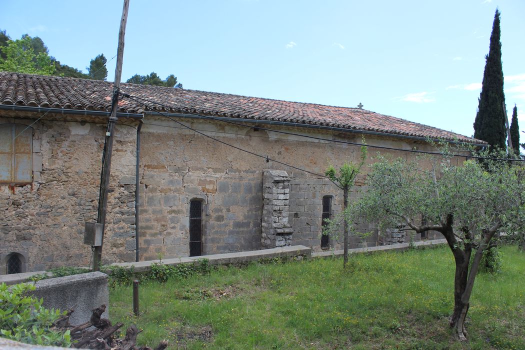 Chapelle Notre-Dame du Peyrou : façade latérale nord-est, vue partielle