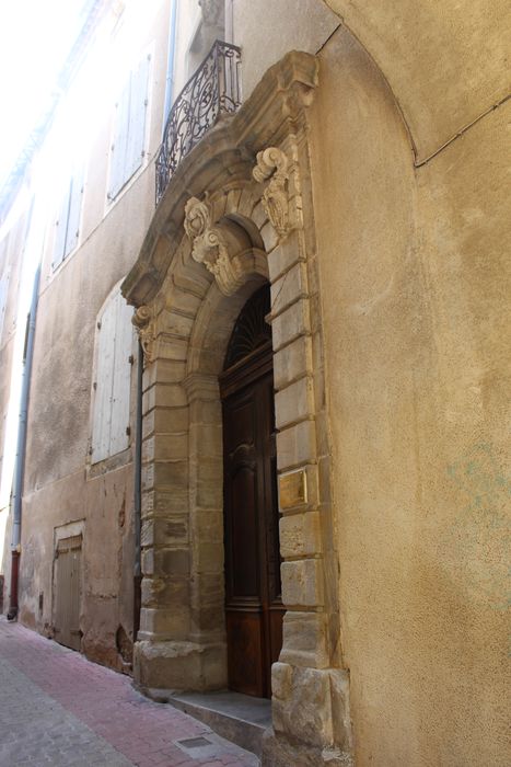 Maison : portail d'accès latéral, vue générale