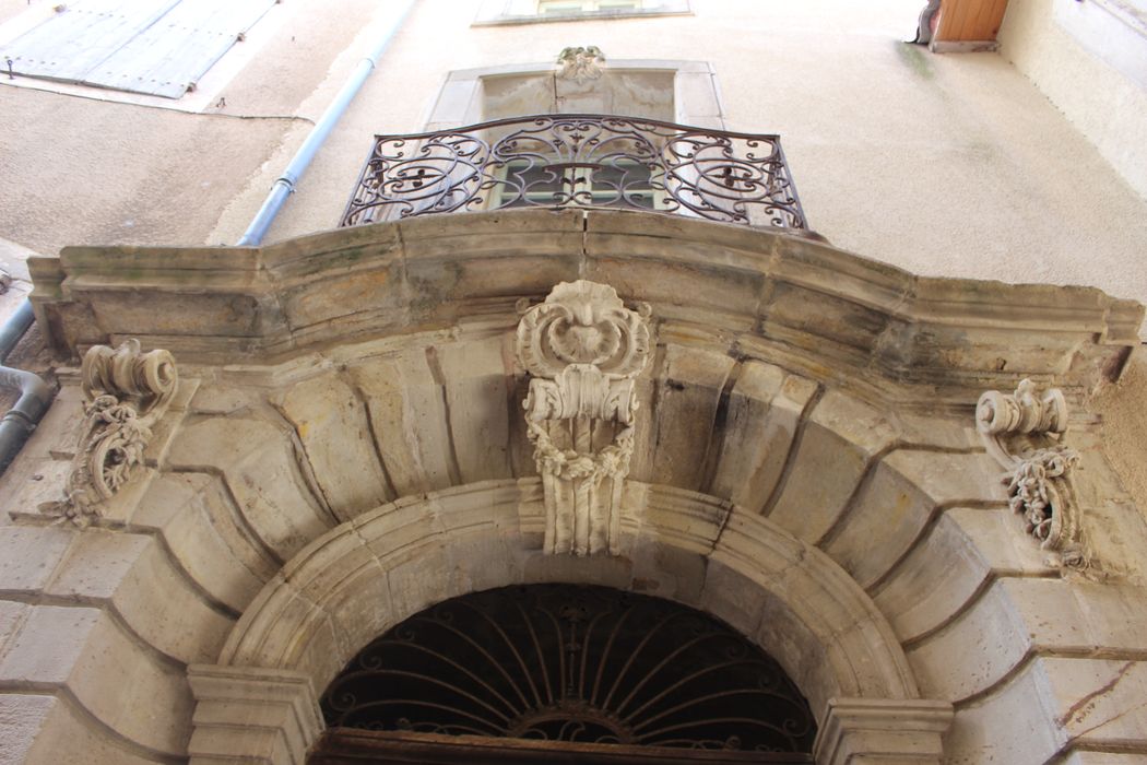 Maison : portail d'accès latéral, vue partielle