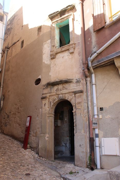 Maison Brives : porte d'accès sur rue, vue générale