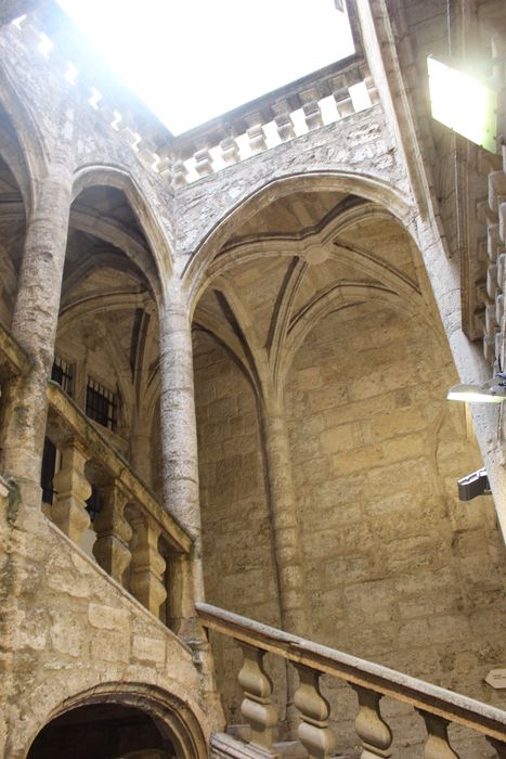 Hôtel de Lacoste : cour intérieure, vue partielle