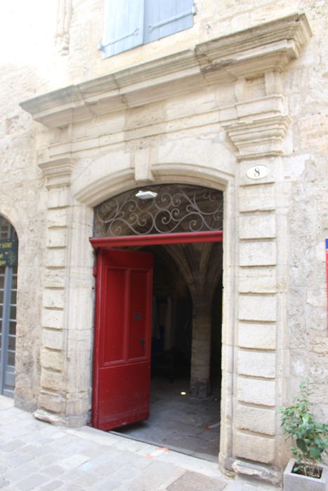 Hôtel de Lacoste : porte d'accès sur rue, vue générale