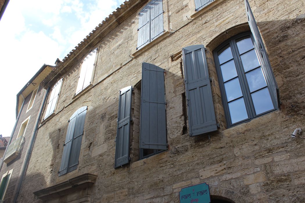 Hôtel de Lacoste : façade sur rue, vue partielle