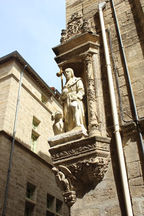 Immeuble : détail de la niche d'angle, statue de saint Roch