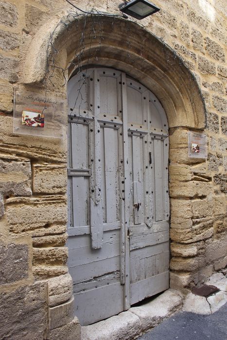 Immeuble : porte d'accès sur rue, vue générale