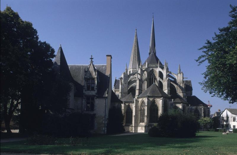 Ensemble est de l'église abbatiale sur jardin