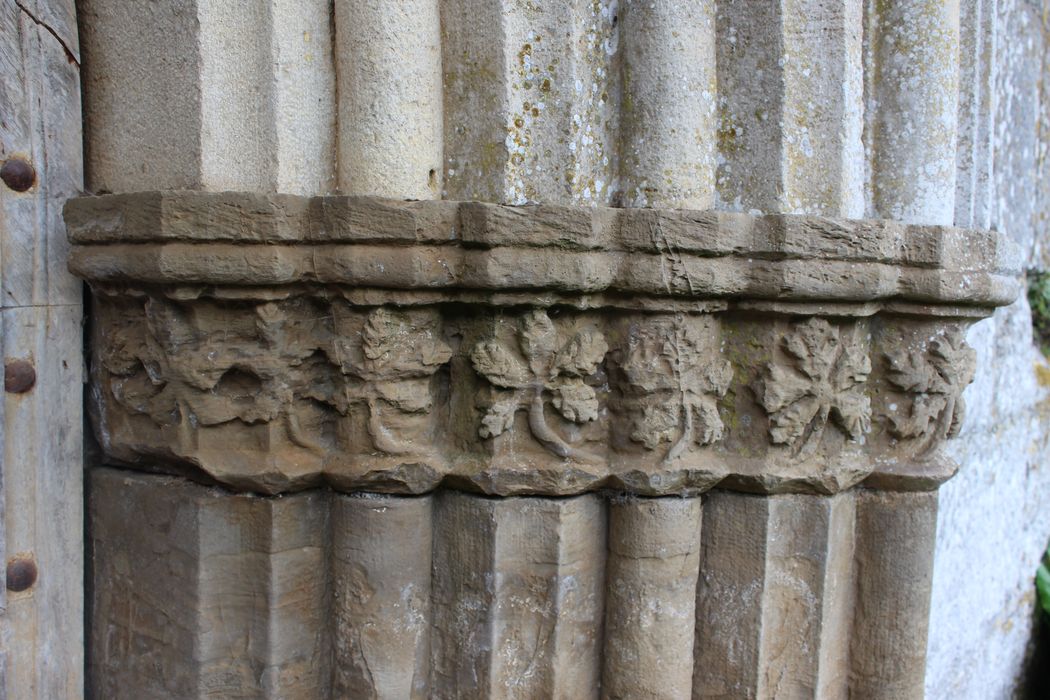 Église Notre-Dame-du-Val-Paradis : porche d'accès nord, détail