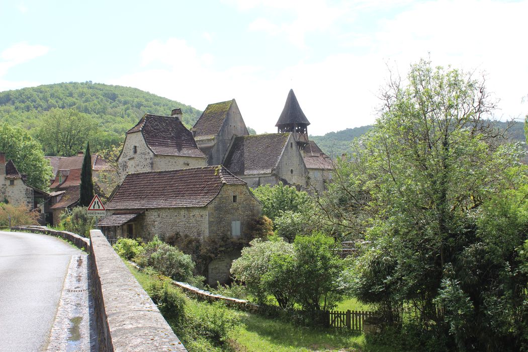 Église Notre-Dame-du-Val-Paradis : vue générale de l'église dans son environnement depuis le Nord-Ouest