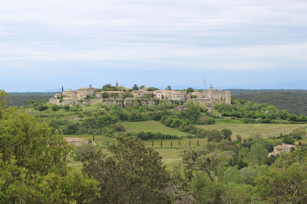 village de Lussan : vue générale du village dans son environnement depuis l'Est