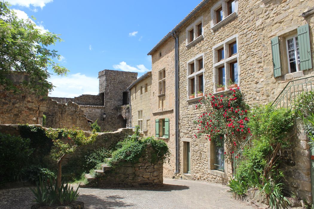 Fort : maisons situées à l'intérieur du fort, façades est, vue générale