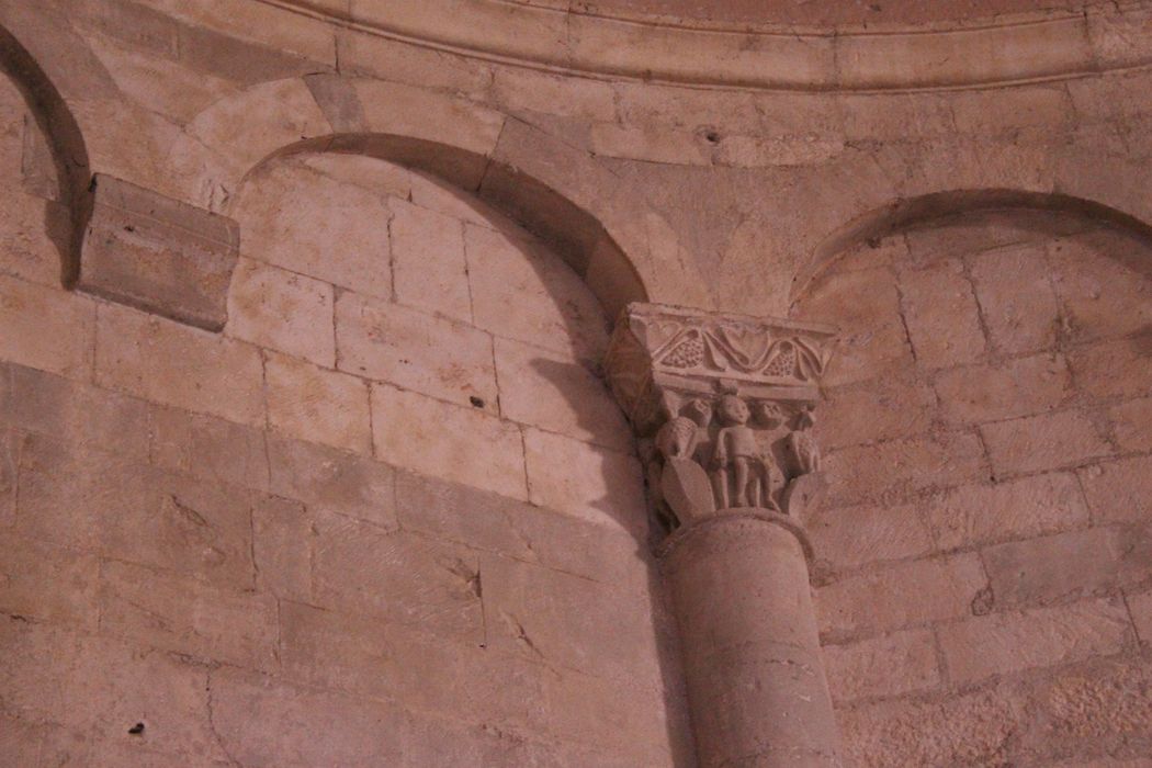 Eglise Notre-Dame : abside du choeur, détail d'un chapiteau sculpté