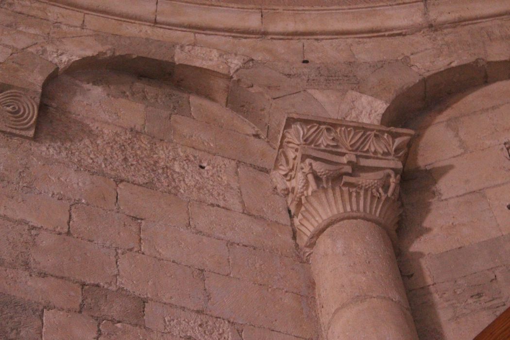 Eglise Notre-Dame : abside du choeur, détail d'un chapiteau sculpté