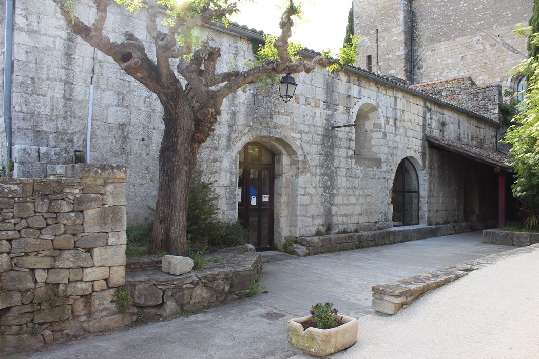 Ancien prieuré : salle capitulaire, façade est, vue générale