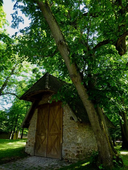 Propriété Caillebotte : fabrique du parc, vue générale