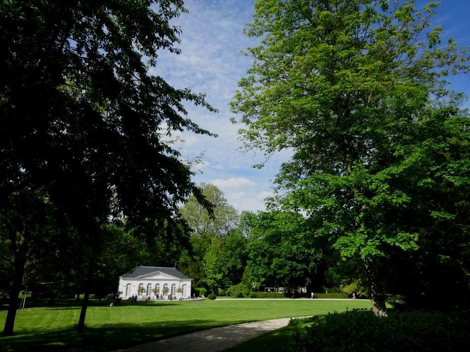 Propriété Caillebotte : vue partielle du parc avec son orangerie