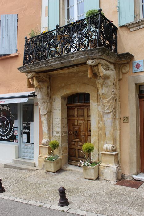 Maison à cariatides : porte d’accès sur rue, vue générale