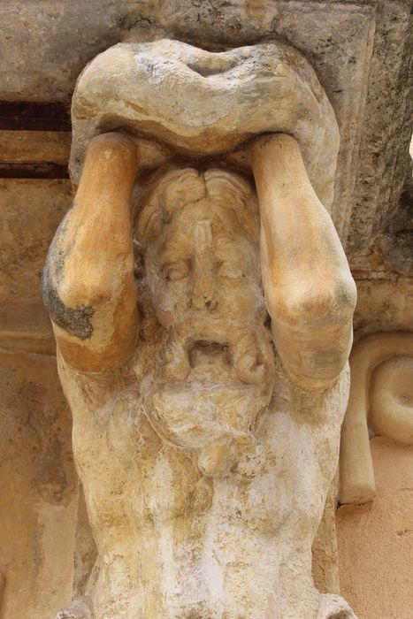 Maison à cariatides : porte d’accès sur rue, détail de la cariatide de gauche