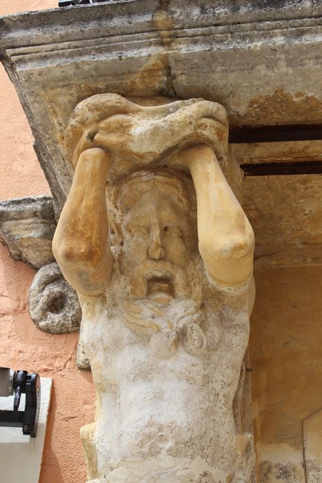 Maison à cariatides : porte d’accès sur rue, détail de la cariatide de droite