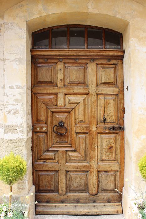 Maison à cariatides : porte d’accès sur rue, vue générale du vantail