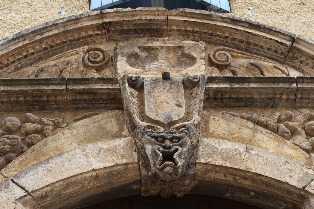 Maison Silvestre : porte d’accès sur rue, détail du tympan