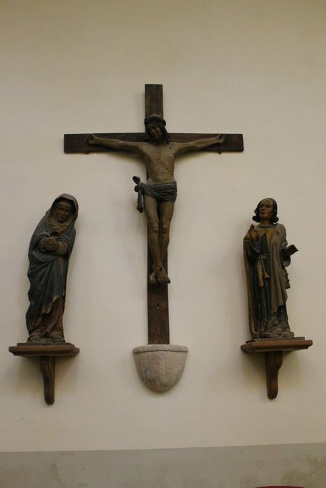 calvaire : Christ en croix, sainte Marie-Madeleine et saint Jean